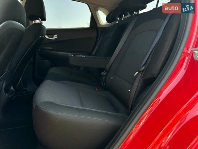 Красный Хендай Kona Electric, объемом двигателя 0 л и пробегом 113 тыс. км за 19900 $, фото 62 на Automoto.ua