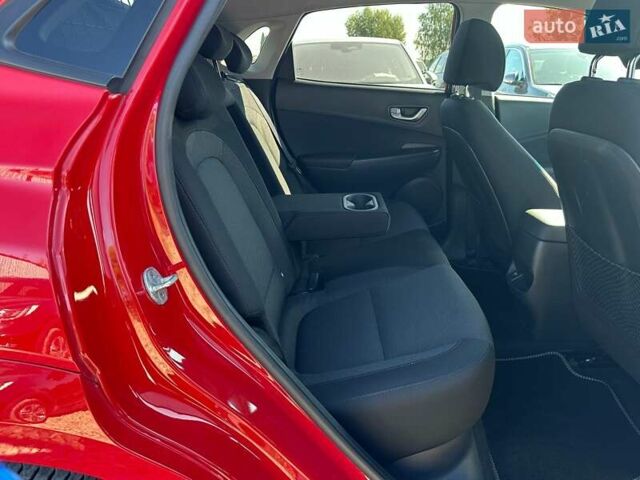 Красный Хендай Kona Electric, объемом двигателя 0 л и пробегом 86 тыс. км за 20600 $, фото 56 на Automoto.ua