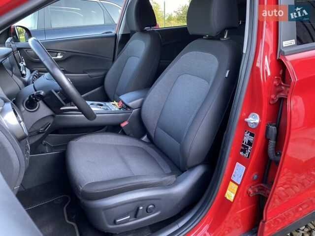 Красный Хендай Kona Electric, объемом двигателя 0 л и пробегом 105 тыс. км за 20500 $, фото 29 на Automoto.ua
