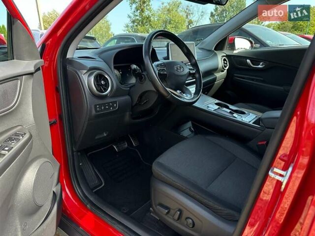 Красный Хендай Kona Electric, объемом двигателя 0 л и пробегом 113 тыс. км за 19900 $, фото 4 на Automoto.ua