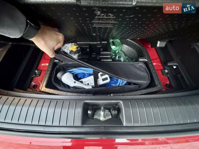 Красный Хендай Kona Electric, объемом двигателя 0 л и пробегом 161 тыс. км за 17999 $, фото 17 на Automoto.ua