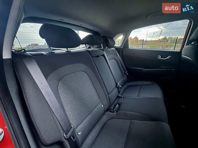 Красный Хендай Kona Electric, объемом двигателя 0 л и пробегом 161 тыс. км за 17999 $, фото 29 на Automoto.ua