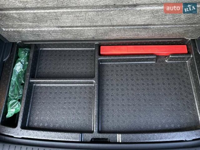 Червоний Хендай Kona Electric, об'ємом двигуна 0 л та пробігом 105 тис. км за 20200 $, фото 65 на Automoto.ua