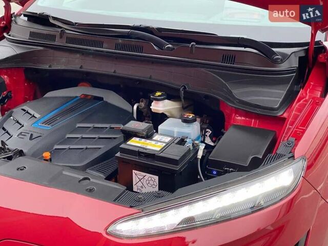 Красный Хендай Kona Electric, объемом двигателя 0 л и пробегом 67 тыс. км за 19999 $, фото 33 на Automoto.ua