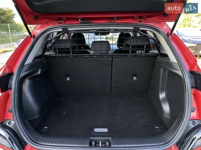 Красный Хендай Kona Electric, объемом двигателя 0 л и пробегом 105 тыс. км за 20500 $, фото 64 на Automoto.ua