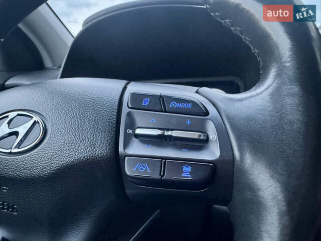 Красный Хендай Kona Electric, объемом двигателя 0 л и пробегом 161 тыс. км за 17999 $, фото 42 на Automoto.ua