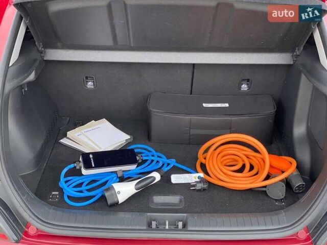 Красный Хендай Kona Electric, объемом двигателя 0 л и пробегом 67 тыс. км за 19999 $, фото 27 на Automoto.ua