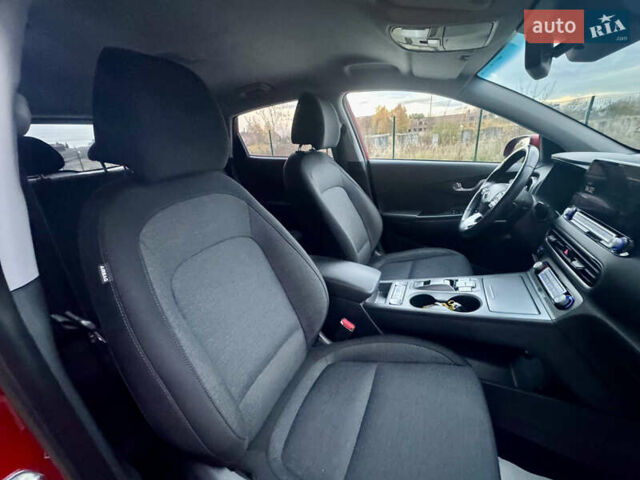 Красный Хендай Kona Electric, объемом двигателя 0 л и пробегом 161 тыс. км за 17999 $, фото 20 на Automoto.ua