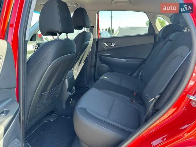 Красный Хендай Kona Electric, объемом двигателя 0 л и пробегом 86 тыс. км за 20600 $, фото 52 на Automoto.ua