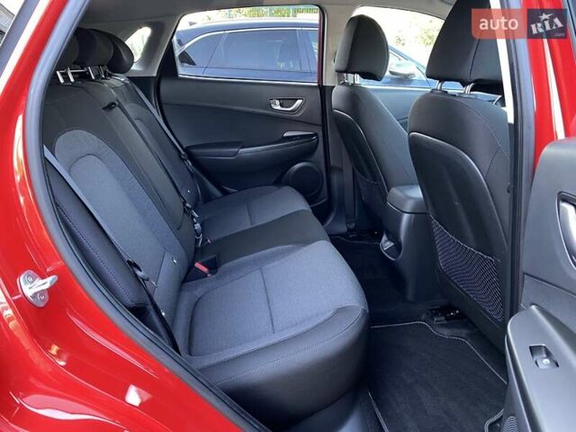 Красный Хендай Kona Electric, объемом двигателя 0 л и пробегом 105 тыс. км за 20500 $, фото 69 на Automoto.ua
