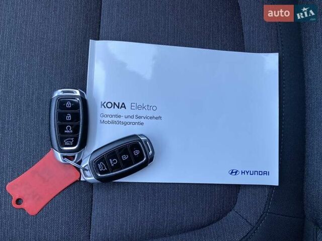 Красный Хендай Kona Electric, объемом двигателя 0 л и пробегом 105 тыс. км за 20200 $, фото 45 на Automoto.ua