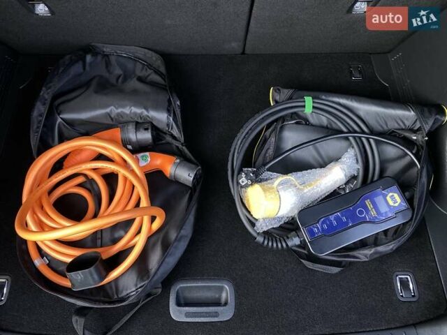 Красный Хендай Kona Electric, объемом двигателя 0 л и пробегом 105 тыс. км за 20500 $, фото 65 на Automoto.ua