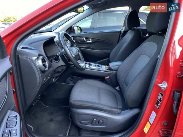 Красный Хендай Kona Electric, объемом двигателя 0 л и пробегом 105 тыс. км за 20200 $, фото 28 на Automoto.ua