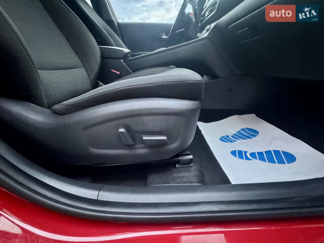 Красный Хендай Kona Electric, объемом двигателя 0 л и пробегом 161 тыс. км за 17999 $, фото 21 на Automoto.ua