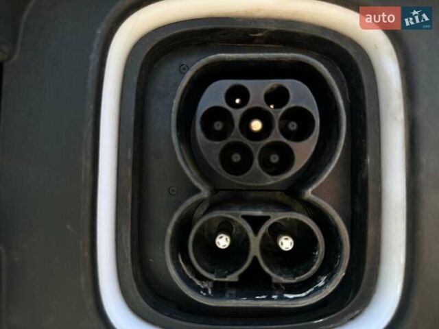 Красный Хендай Kona Electric, объемом двигателя 0 л и пробегом 113 тыс. км за 19900 $, фото 7 на Automoto.ua