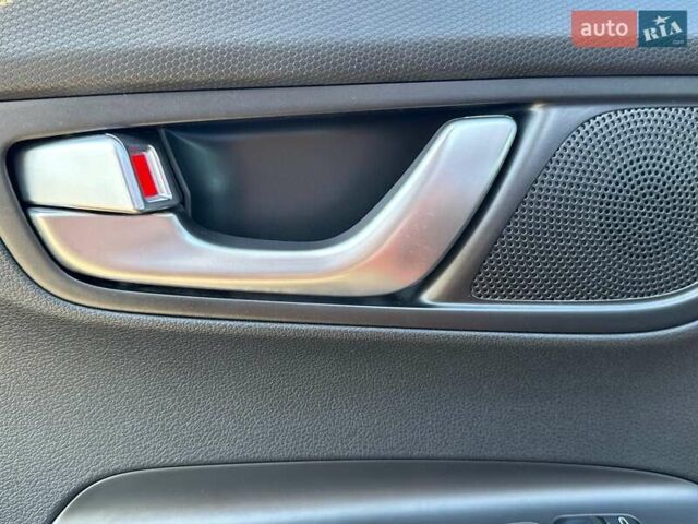 Красный Хендай Kona Electric, объемом двигателя 0 л и пробегом 86 тыс. км за 20600 $, фото 26 на Automoto.ua