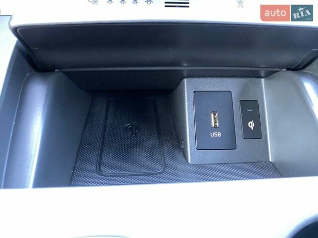 Красный Хендай Kona Electric, объемом двигателя 0 л и пробегом 105 тыс. км за 20500 $, фото 7 на Automoto.ua