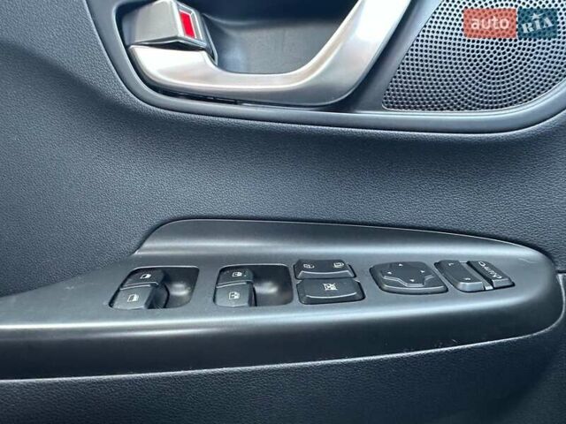 Красный Хендай Kona Electric, объемом двигателя 0 л и пробегом 113 тыс. км за 19900 $, фото 9 на Automoto.ua