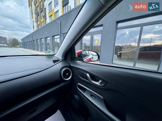 Красный Хендай Kona Electric, объемом двигателя 0 л и пробегом 161 тыс. км за 17999 $, фото 48 на Automoto.ua