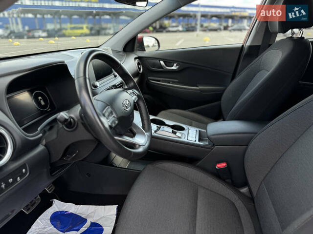 Красный Хендай Kona Electric, объемом двигателя 0 л и пробегом 53 тыс. км за 16900 $, фото 20 на Automoto.ua