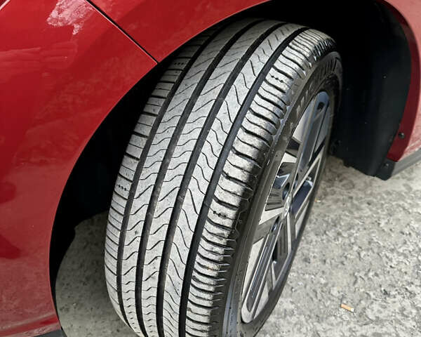 Красный Хендай Kona Electric, объемом двигателя 0 л и пробегом 84 тыс. км за 16950 $, фото 79 на Automoto.ua