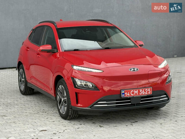 Красный Хендай Kona Electric, объемом двигателя 0 л и пробегом 89 тыс. км за 19799 $, фото 2 на Automoto.ua