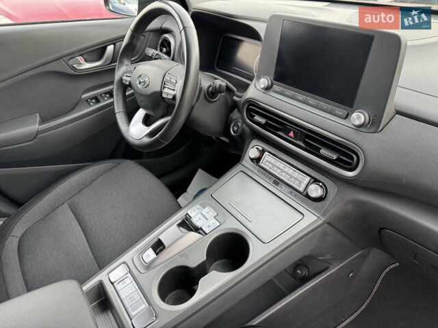 Красный Хендай Kona Electric, объемом двигателя 0 л и пробегом 51 тыс. км за 17999 $, фото 30 на Automoto.ua
