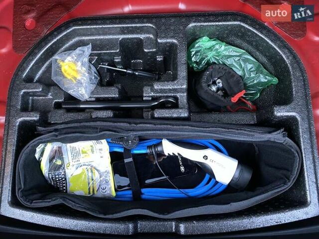 Красный Хендай Kona Electric, объемом двигателя 0 л и пробегом 113 тыс. км за 19950 $, фото 74 на Automoto.ua