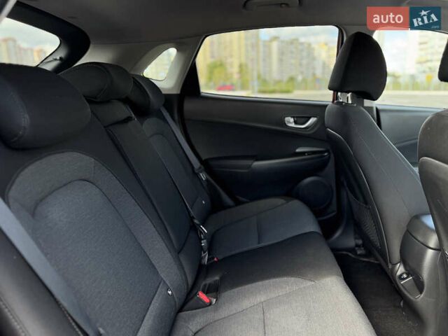 Красный Хендай Kona Electric, объемом двигателя 0 л и пробегом 53 тыс. км за 16900 $, фото 34 на Automoto.ua