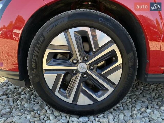 Красный Хендай Kona Electric, объемом двигателя 0 л и пробегом 113 тыс. км за 19950 $, фото 19 на Automoto.ua