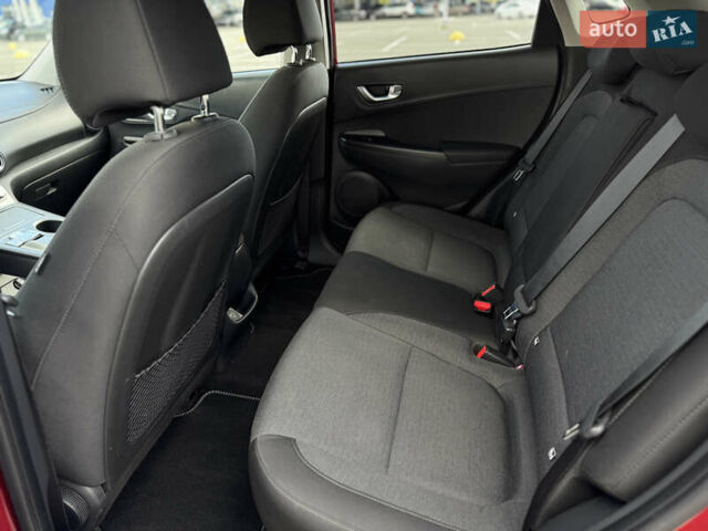 Красный Хендай Kona Electric, объемом двигателя 0 л и пробегом 53 тыс. км за 16900 $, фото 35 на Automoto.ua