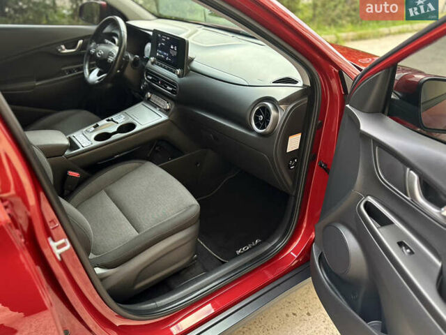 Красный Хендай Kona Electric, объемом двигателя 0 л и пробегом 84 тыс. км за 16950 $, фото 42 на Automoto.ua