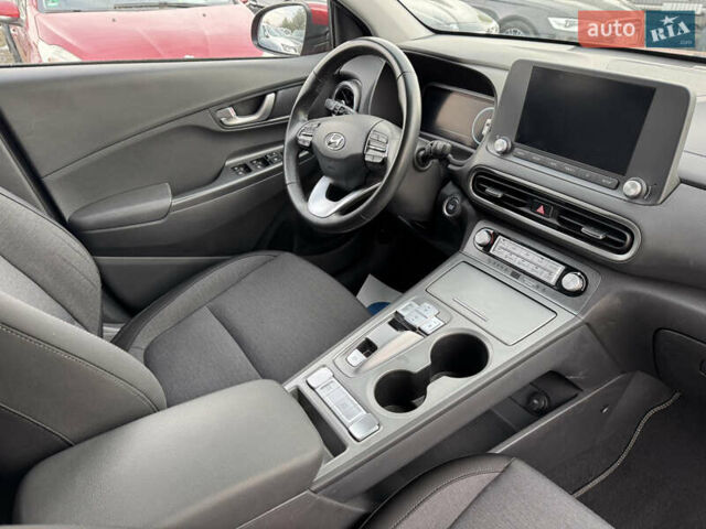 Красный Хендай Kona Electric, объемом двигателя 0 л и пробегом 51 тыс. км за 17999 $, фото 29 на Automoto.ua