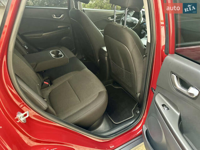 Красный Хендай Kona Electric, объемом двигателя 0 л и пробегом 84 тыс. км за 16950 $, фото 41 на Automoto.ua