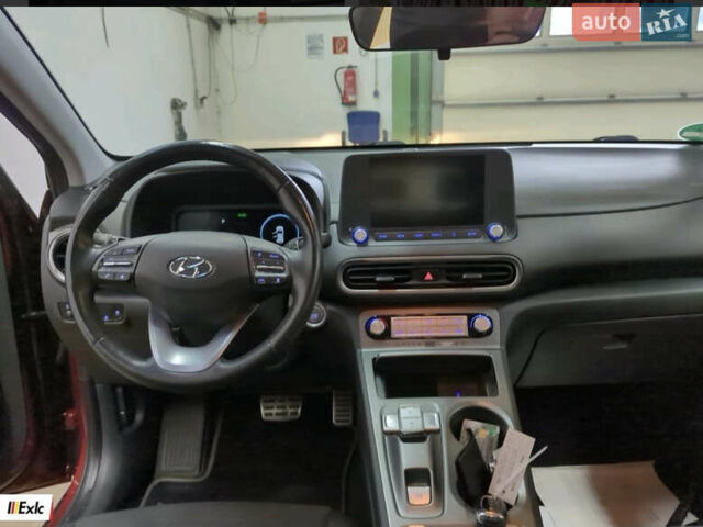 Красный Хендай Kona Electric, объемом двигателя 0 л и пробегом 84 тыс. км за 16950 $, фото 89 на Automoto.ua