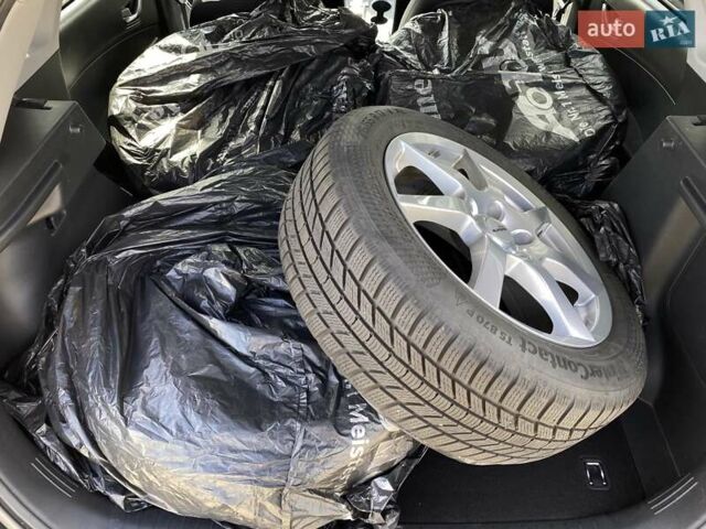 Красный Хендай Kona Electric, объемом двигателя 0 л и пробегом 113 тыс. км за 19950 $, фото 2 на Automoto.ua