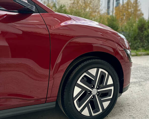 Красный Хендай Kona Electric, объемом двигателя 0 л и пробегом 84 тыс. км за 16950 $, фото 76 на Automoto.ua