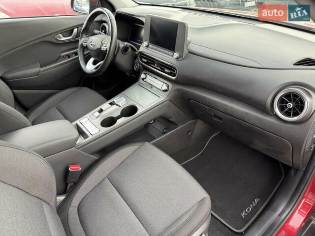 Красный Хендай Kona Electric, объемом двигателя 0 л и пробегом 51 тыс. км за 17999 $, фото 28 на Automoto.ua