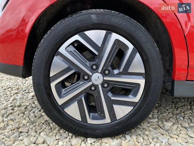 Красный Хендай Kona Electric, объемом двигателя 0 л и пробегом 111 тыс. км за 20400 $, фото 24 на Automoto.ua