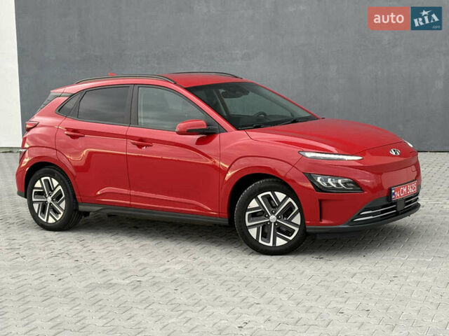 Красный Хендай Kona Electric, объемом двигателя 0 л и пробегом 89 тыс. км за 19799 $, фото 4 на Automoto.ua