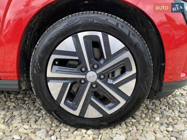 Красный Хендай Kona Electric, объемом двигателя 0 л и пробегом 111 тыс. км за 20400 $, фото 21 на Automoto.ua