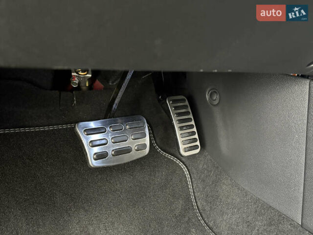 Красный Хендай Kona Electric, объемом двигателя 0 л и пробегом 89 тыс. км за 19799 $, фото 41 на Automoto.ua