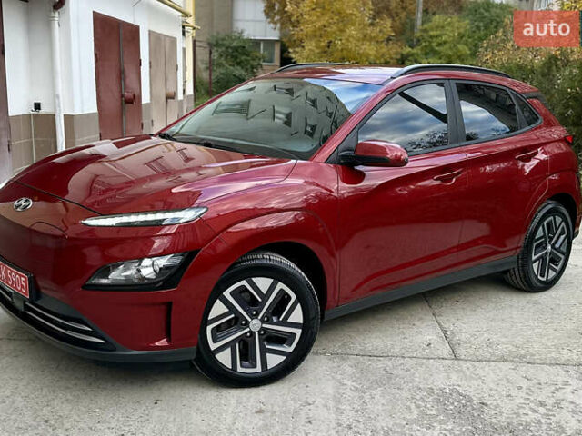 Красный Хендай Kona Electric, объемом двигателя 0 л и пробегом 84 тыс. км за 16950 $, фото 2 на Automoto.ua