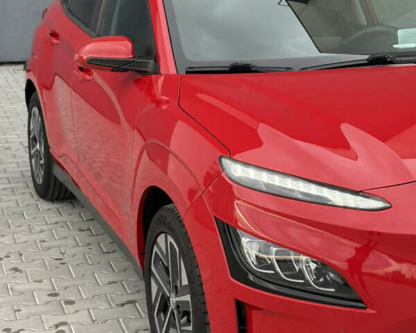 Красный Хендай Kona Electric, объемом двигателя 0 л и пробегом 89 тыс. км за 19799 $, фото 10 на Automoto.ua