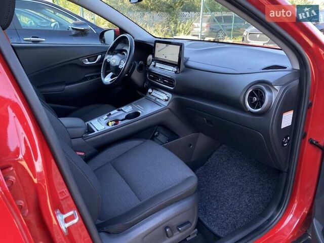 Красный Хендай Kona Electric, объемом двигателя 0 л и пробегом 113 тыс. км за 19950 $, фото 78 на Automoto.ua