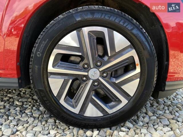 Красный Хендай Kona Electric, объемом двигателя 0 л и пробегом 117 тыс. км за 19200 $, фото 25 на Automoto.ua
