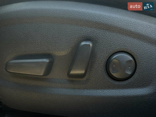 Красный Хендай Kona Electric, объемом двигателя 0 л и пробегом 86 тыс. км за 20600 $, фото 5 на Automoto.ua