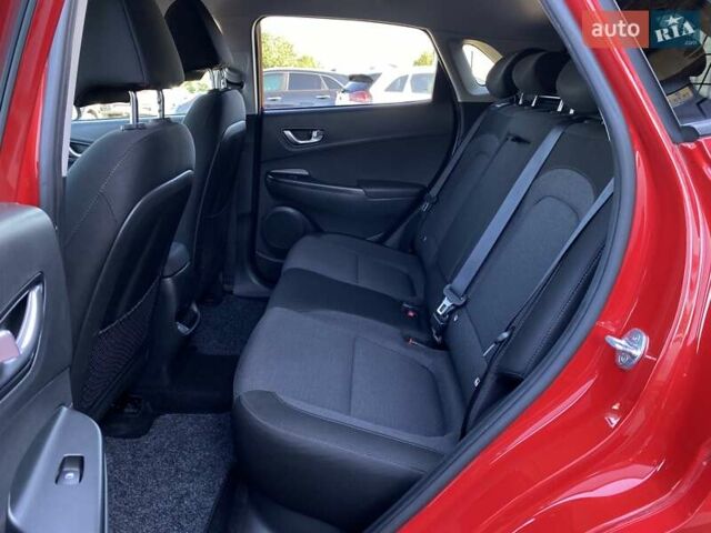 Красный Хендай Kona Electric, объемом двигателя 0 л и пробегом 113 тыс. км за 19950 $, фото 69 на Automoto.ua