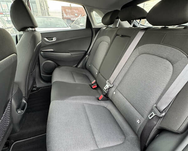 Красный Хендай Kona Electric, объемом двигателя 0 л и пробегом 51 тыс. км за 17999 $, фото 24 на Automoto.ua