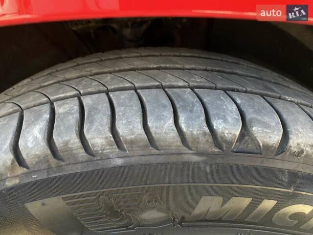 Красный Хендай Kona Electric, объемом двигателя 0 л и пробегом 113 тыс. км за 19950 $, фото 26 на Automoto.ua